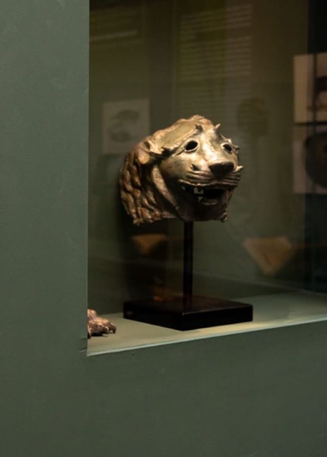 من القطع الأثرية في معرض عطور الشرق 