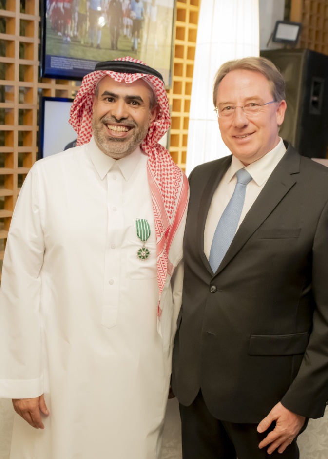 برتبة فارس.. فرنسا تمنح الفنان السعودي أحمد ماطر وسام "الفنون والآداب"