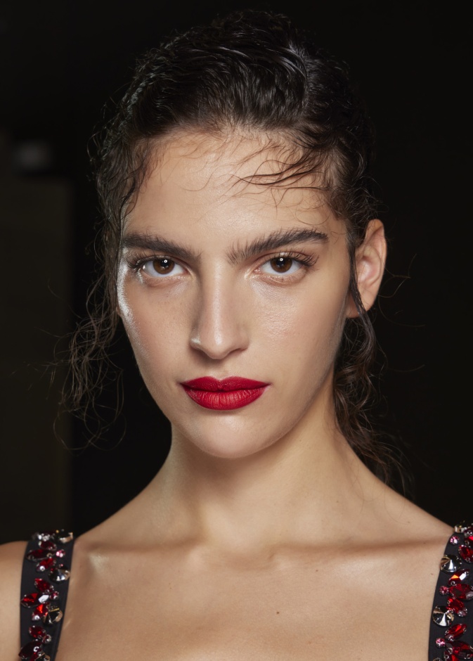  أبرز إتجاهات ألوان أحمر الشفاه لصيف 2024 من دار Erdem