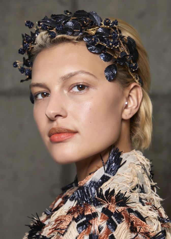 أكسسوارات شعر الباند مع تسريحات الشعر الكاريه من دار Ulla Johnson