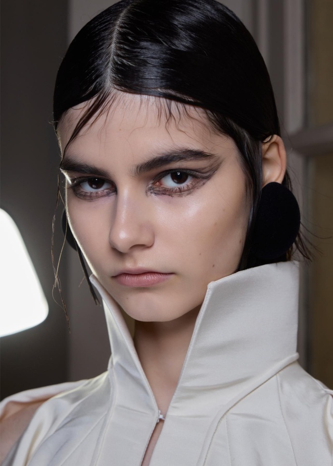 إطلالة لا تقاوم تبدأ من حواجبك..أسرار تقشير والحصول على الحواجب المثالية بسهولة