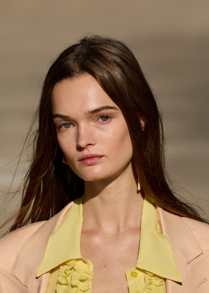 اجعلي شعرك جاهزاً للمغامرة بروتين مثالي للعناية بالشعر خلال سفرك