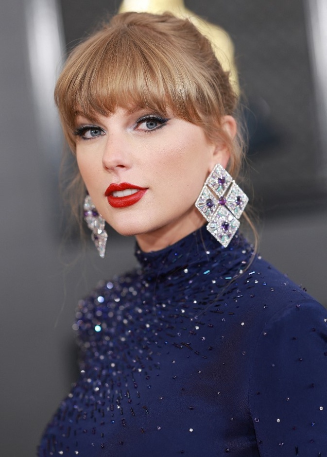 اطلالة Taylor Swift بأحمر الشفاه القوي في حفل Grammy Awards