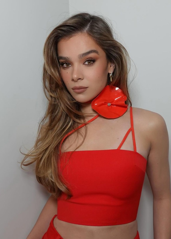 تستخدم ستاينفيلد  ليس فقط الشامبو بل أيضاً الزيت للحفاظ على اللمعان والترطيب