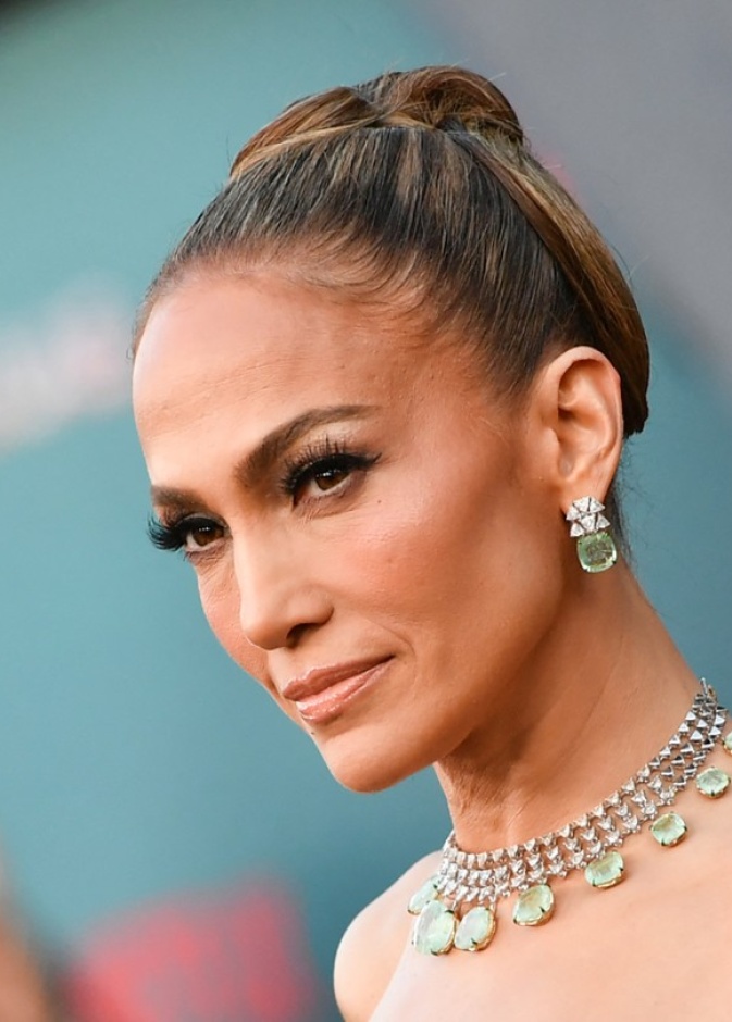 تسريحات الشعر المبلل مع الكعكة بأسلوب جينيفر لوبيز Jennifer Lopez