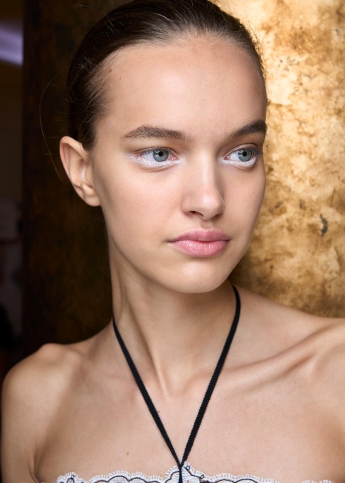 حافظي على إشراقة بشرتك في رحلات الطيران الطويلة بأسرار لا تعرفينها