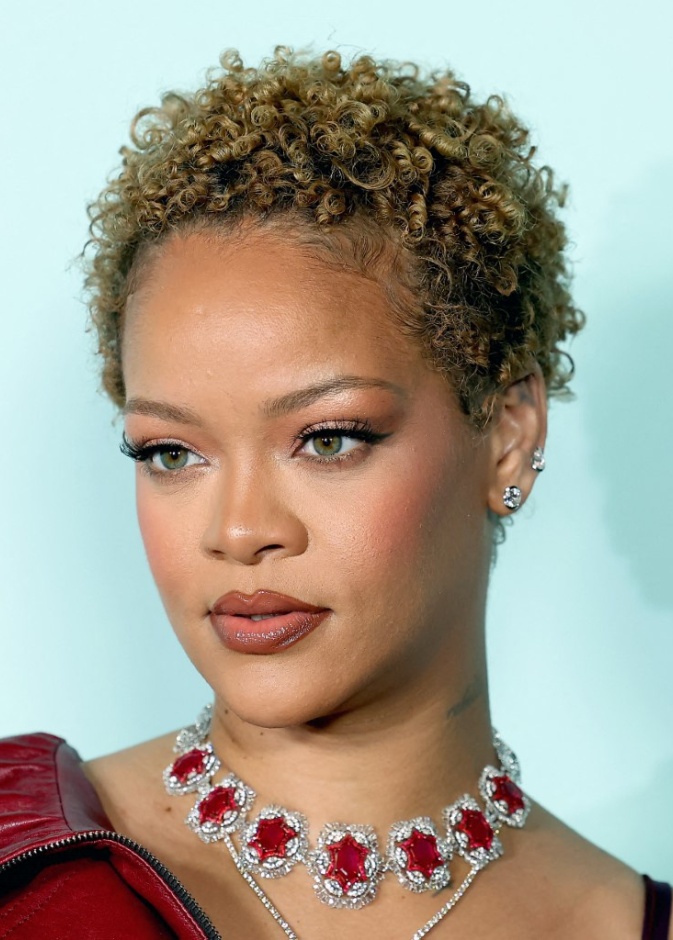 سر توهج ريهانا بهذه الخطوات في العناية ببشرتها..تعرفي عليها