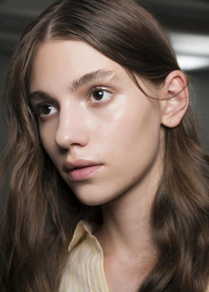 شد الوجه بالمنظار هو إجراء تجميلي يستخدم منظارًا داخليًا وكاميرا صغيرة لإجراء عملية شد الوجه بشكل أقل تدخلاً