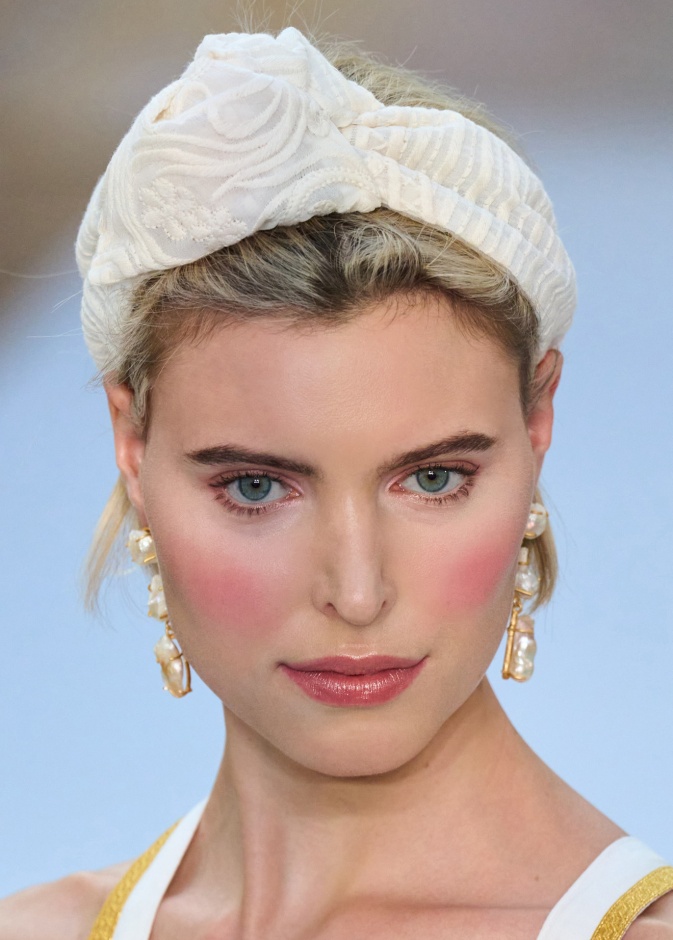 3 مواد فعّالة لنضارة البشرة... احرصي على تواجدها في روتينك اليومي أثناء السفر