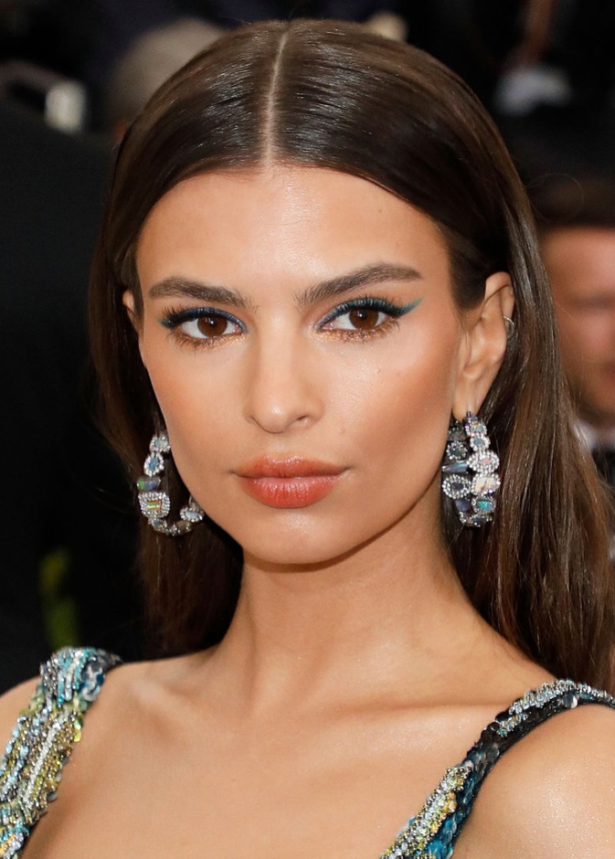 مكياج عيون سموكي وملون من اطلالةEmily Ratajkowski