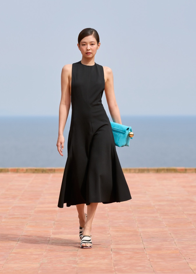 علامة Jacquemus تحتفل بـ15 عامًا من الإبداع في عالم الموضة بمجموعة خريف وشتاء 2024-2025 