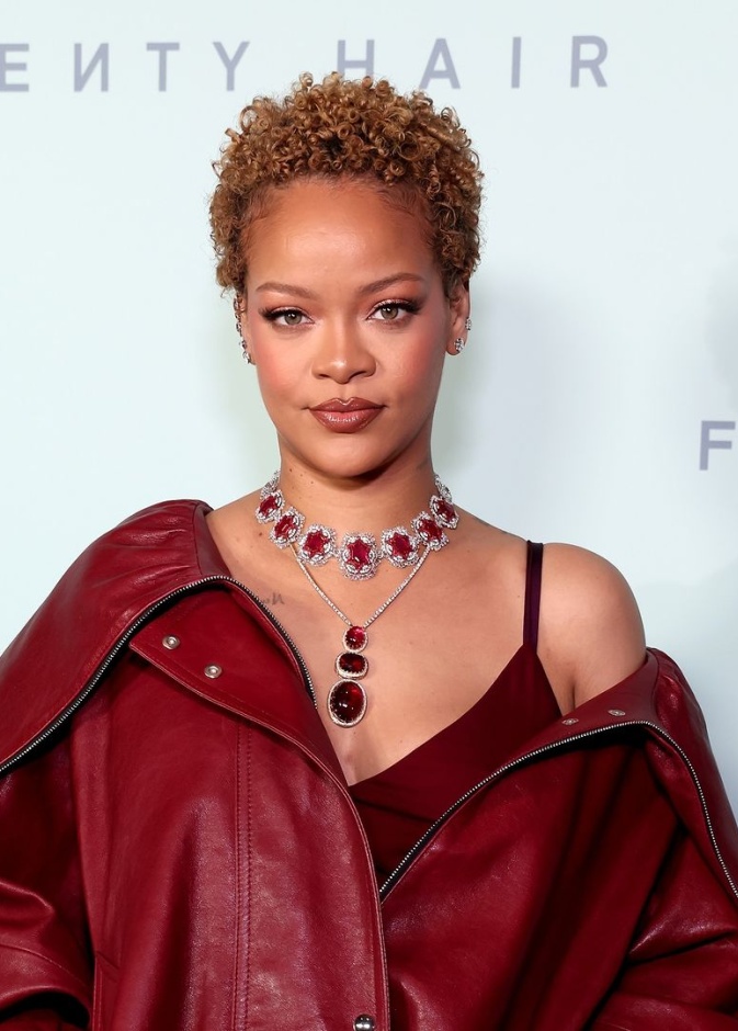 ريهانا بـ نيو لوك الشعر القصير موضة الصيف وتطلق منتجاتها  Rihanna X Fenty Hair