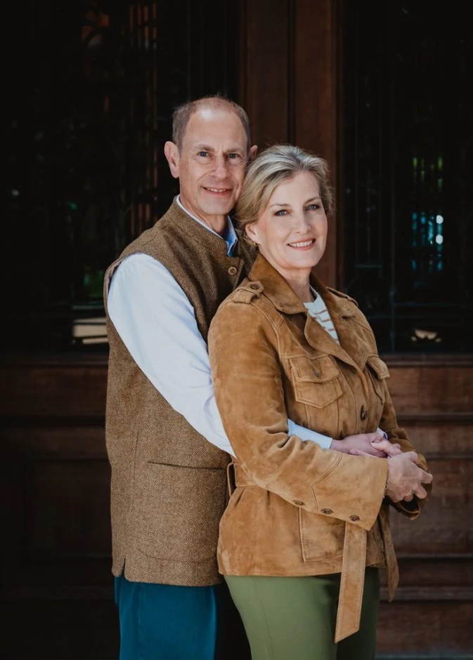 أصدر دوق ودوقة إدنبرة صورة جديدة للاحتفال بذكرى زواجهما