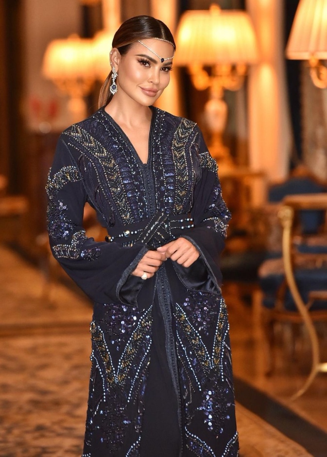 مريم الأبيض بقفطان مغربي لافت باللّون الكحلي