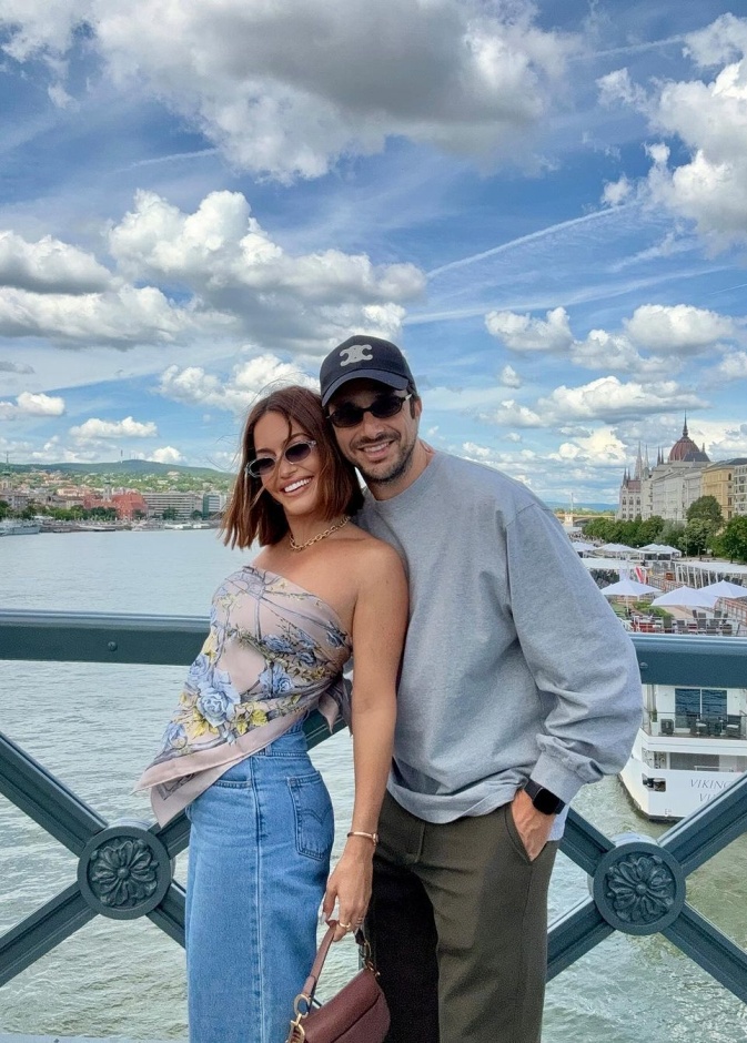 احدث اطلالات كارن وازن مع ابنيتها وزوجها في موسم الصيف