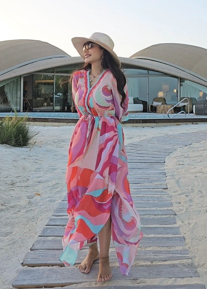 الفساتين الملونة على البحر خيار النجمات المفضل في رحلات الاستجمام الصيفية
