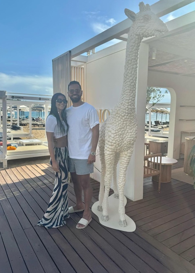 ريم سامي وزوجها في اليونان