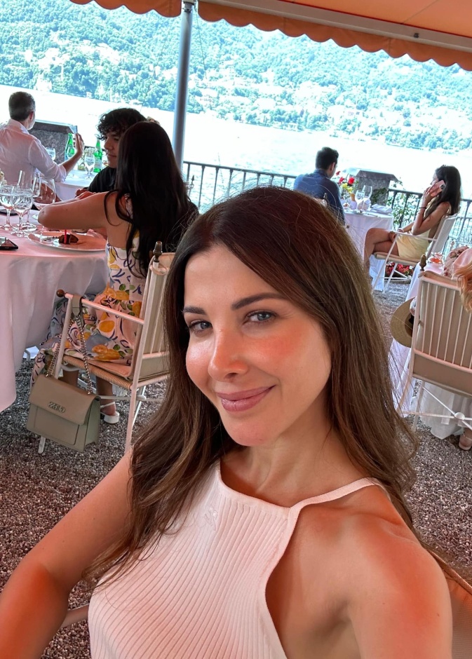 نانسي عجرم بدون مكياج في اجازتها على البحر