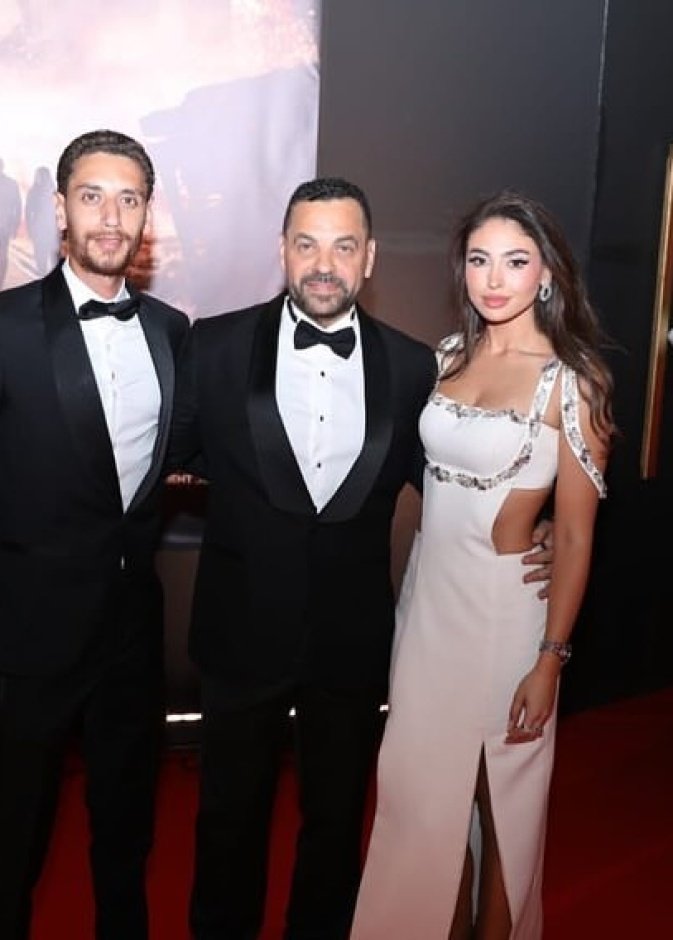 طارق العريان وزوجته وابنه