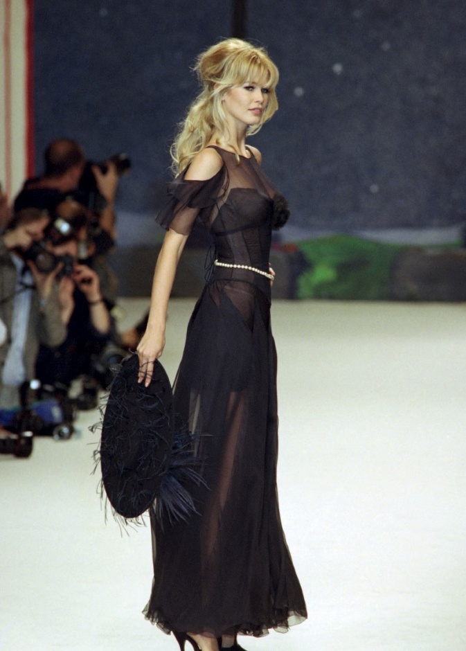 كلوديا شيفير من عروض CHANEL 1995