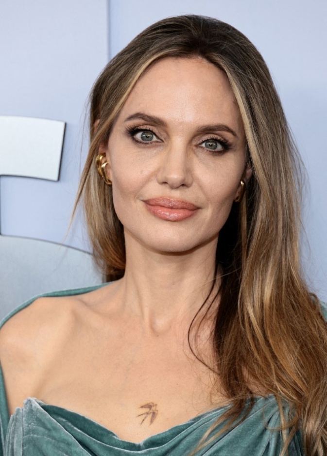 توجّهات جمالية جديدة لإطلالات النجمات في حفل Tony Awards