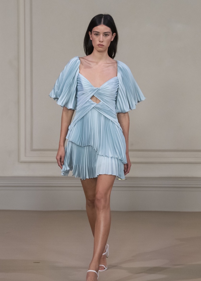 اختاري فساتين أزرق قصيرة بدرجات متعددة لإطلالة ملفتة ومتألقة