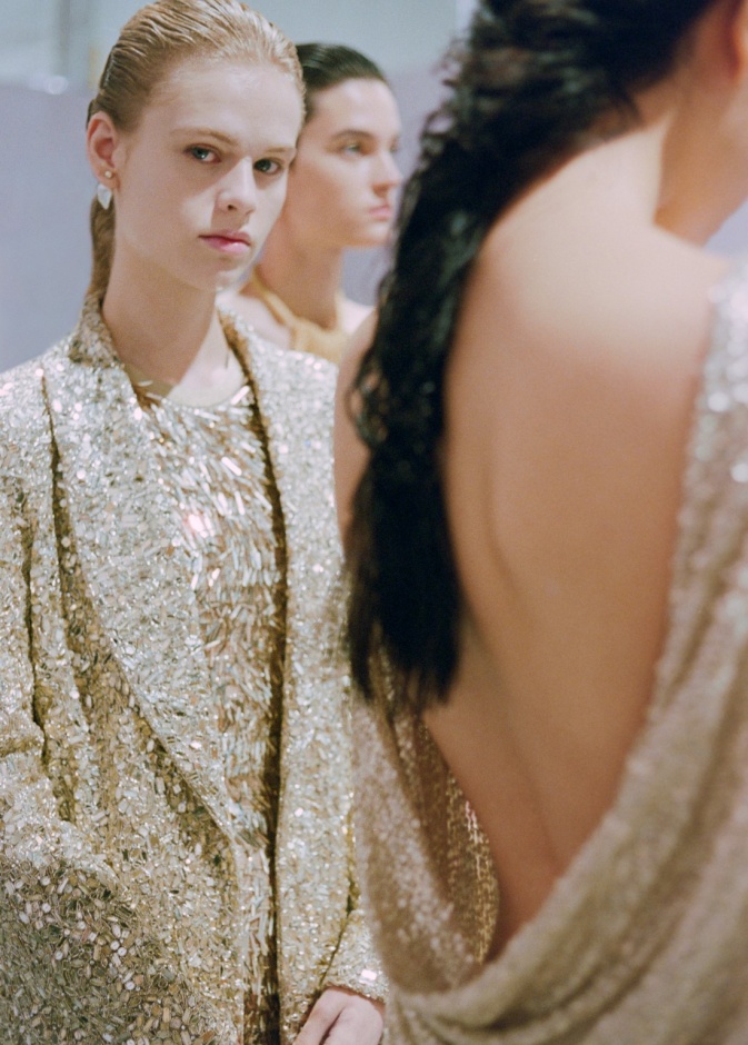 صور حصرية لـ"هي" من كواليس عرض أزياء Dior... نظرة عن كثب لشغف وحرفية الدار العريقة