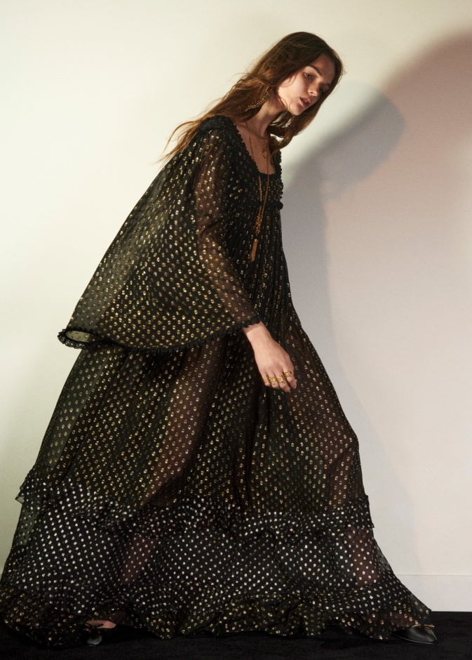 مجموعة Chloé لصيف 2025... التقاء الأضداء في خزانة ملابس مليئة بالفرح والحرية مع لمسة من الفخامة