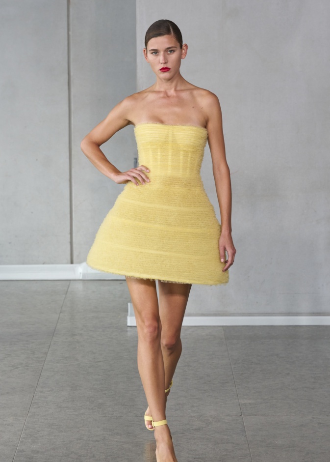 فساتين خروج صيفية قصيرة بألوان زاهية من Carolina Herrera