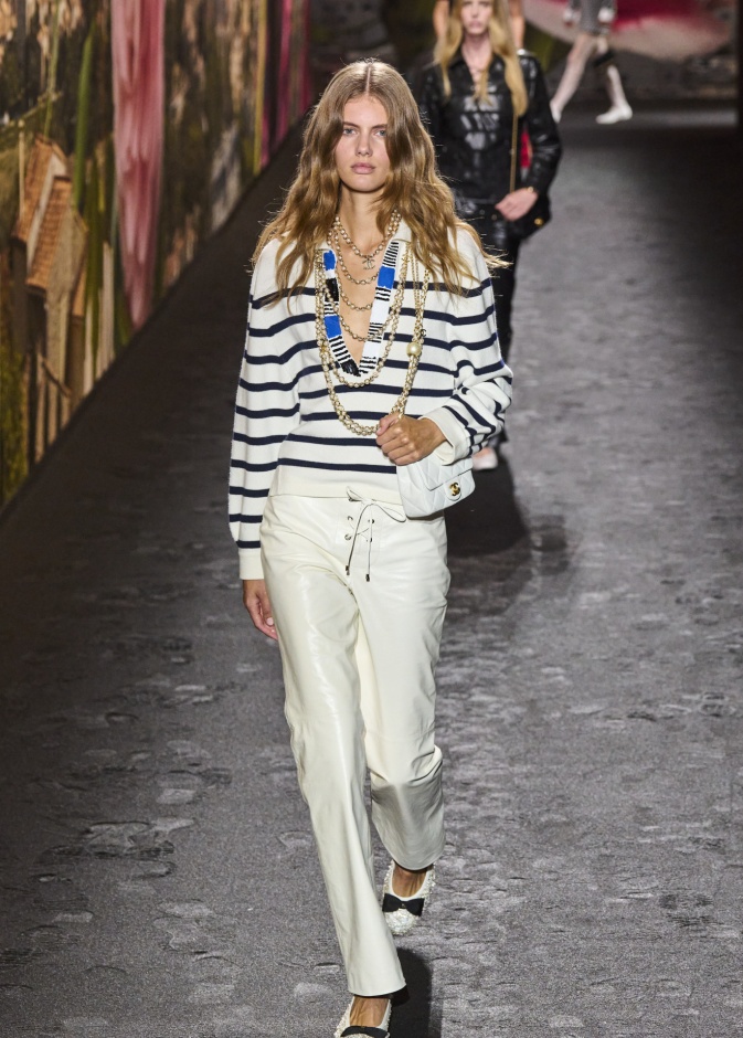  أهمية البنطلون الأبيض تبدأ مع بداية كل صيف