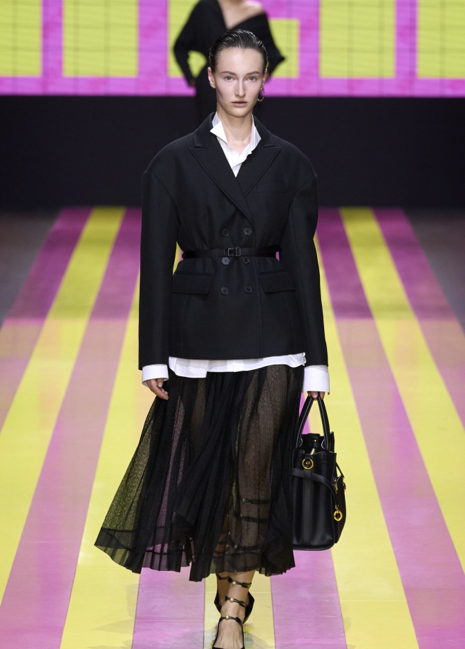 موضة التنانير الشفافة ثورة في عالم الموضة