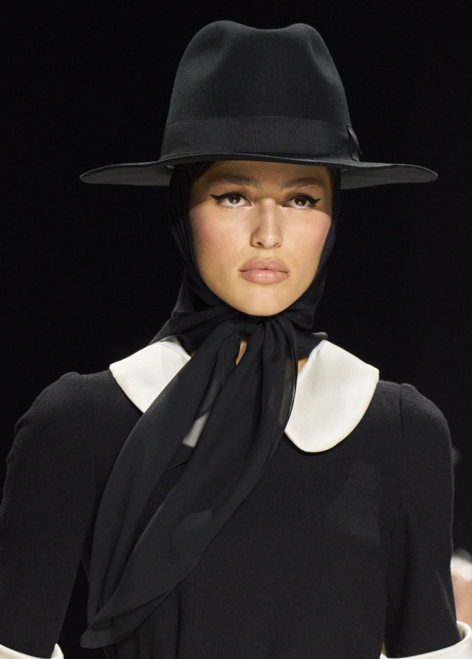 تصايم قبعات خارجة عن المألوف من Dolce Gabbana