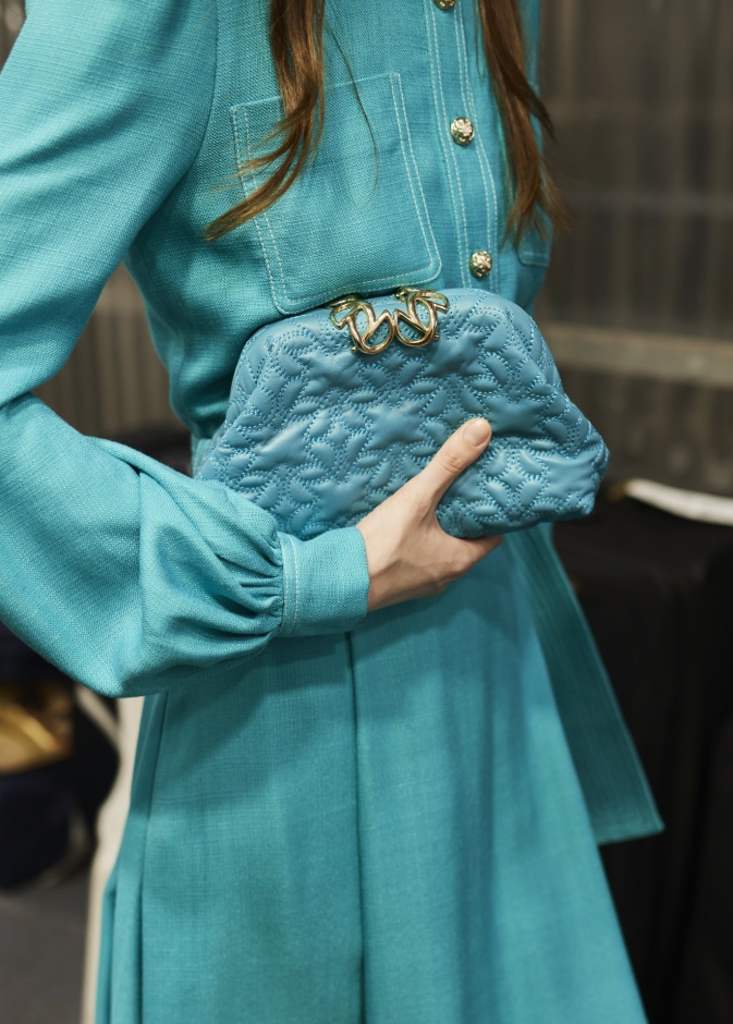 حقائب الكلتش المتجددة أكسسوارات أساسية في الصيف