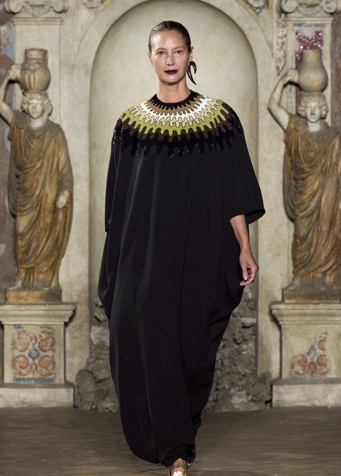 في عيد الأضحى 2024 انتقي موضة الفساتين السوداء