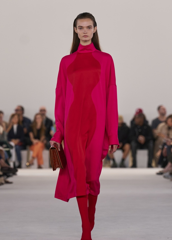 اللون الأحمر يتصدّر إطلالاتك أول أيام العيد