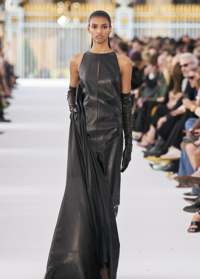  فستان جلد أسود منGivenchy