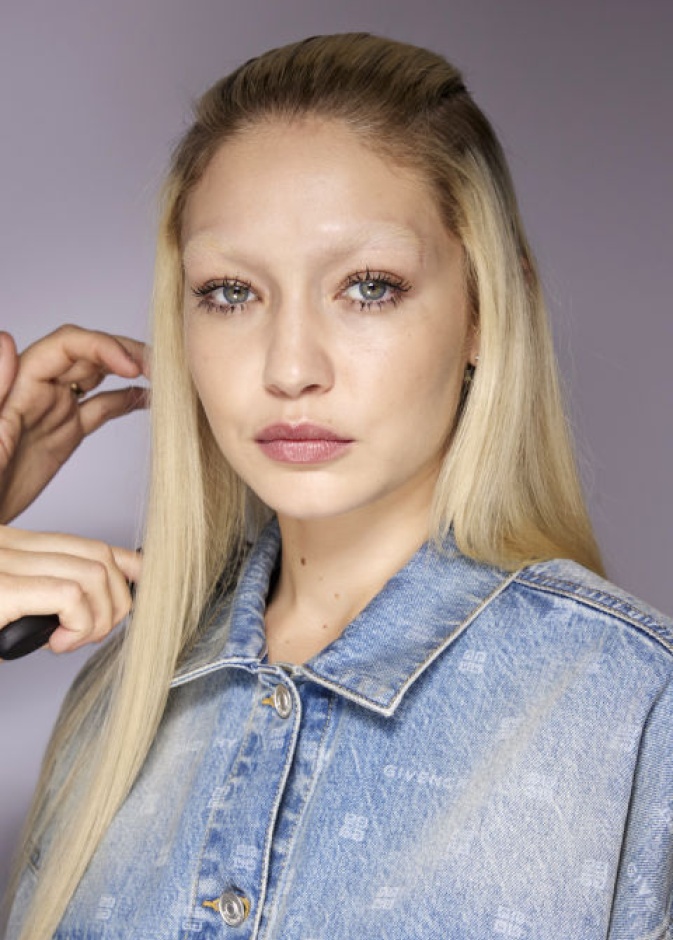 جيجي حديد اطلت في عام 2023 بالحواجب المبيضة في عروض Givenchy