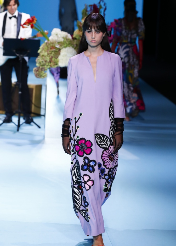 أجمل صيحات الفساتين المنقوشة مع الألوان النابضة