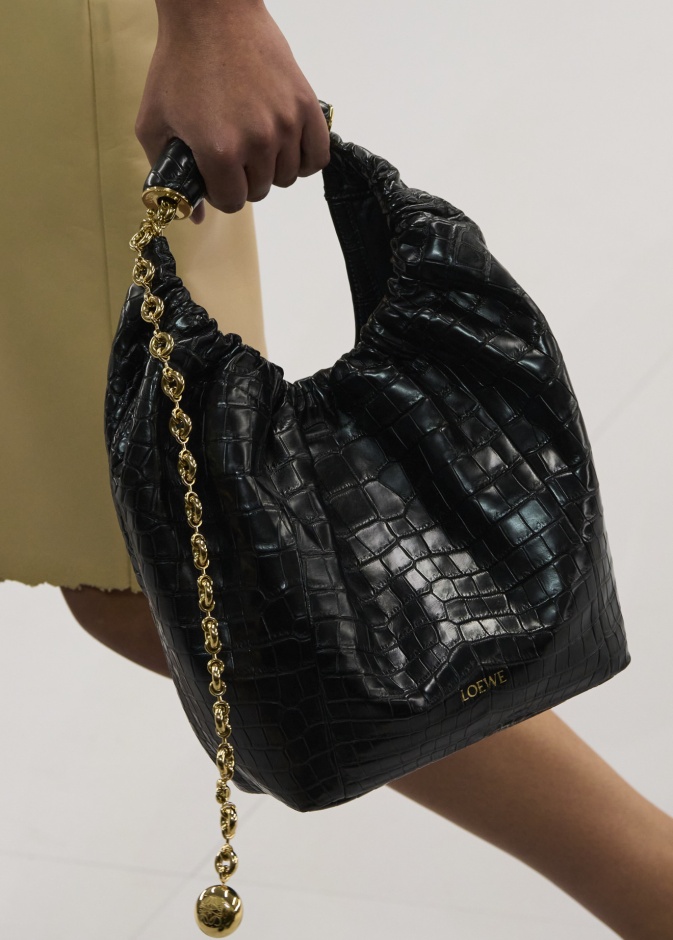 السلاسل الذهبية تسيطر على موضة الحقائب الصيفية