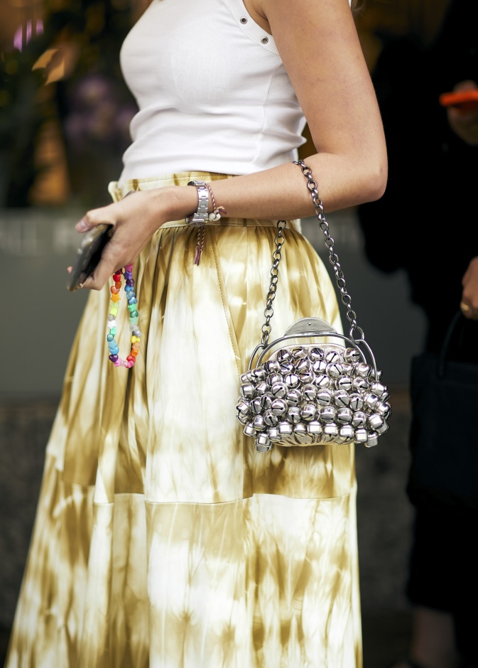 حقائب يد مربعة مع سلاسل الخرز الطويلة