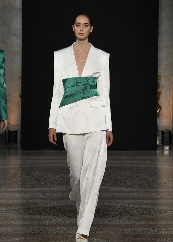 موضة البناطيل البيضاء أناقة كاجوال لا تزول في الصيف