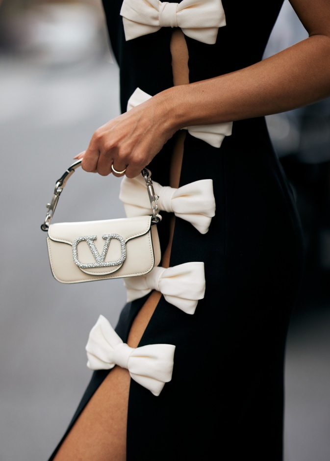 شوارع الموضة في باريس تشهد عودة الحقائب الفاخرة في شتاء 2025