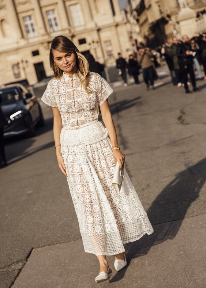 إقترب عيد الأضحى المبارك ولا شيء يضاهي إطلالاتك باللّون الأبيض.. بعض من التصاميم التي تناسب إطلالات العيد