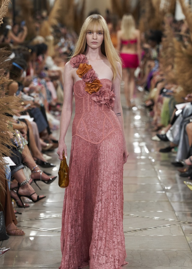 موضة الكشكش بأسلوب متجدّد على الفساتين 