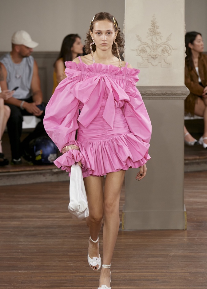 ألوان فساتين استثنائية وقصات قصيرة تناسي عطلة الصيف