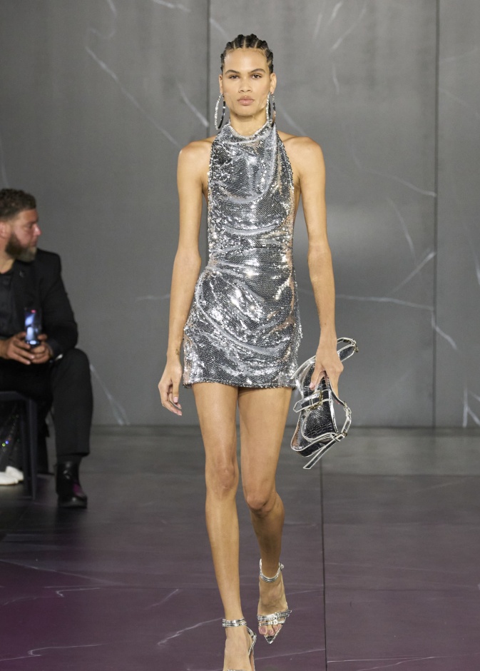 جرأة البنطلون الفضي في سهرات الصيف