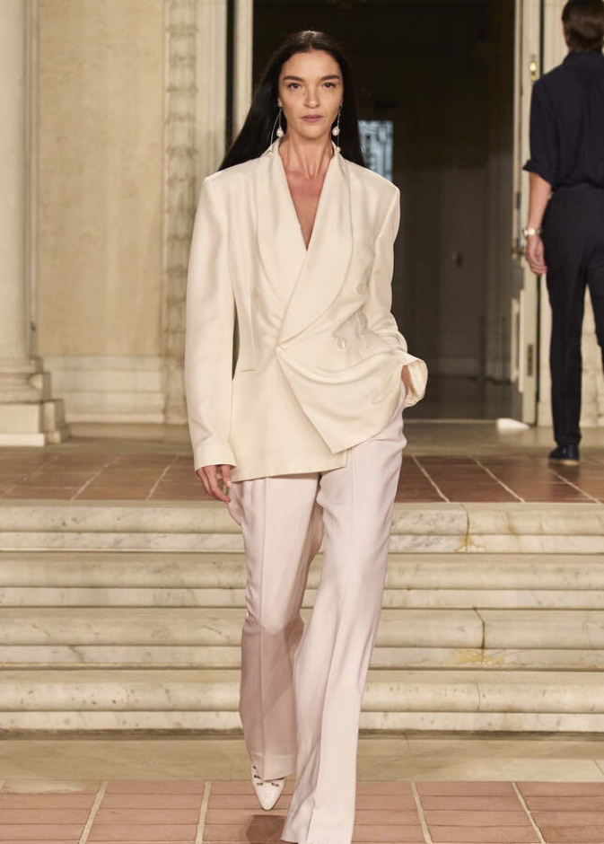 إطلالة من Ralph LAuren لربيع وصيف 2023