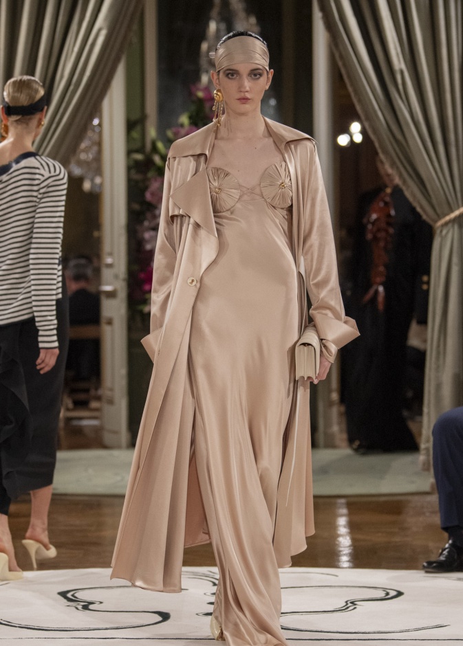 ظاهرة ملابس النوم على منصات العروض في صيف 2024