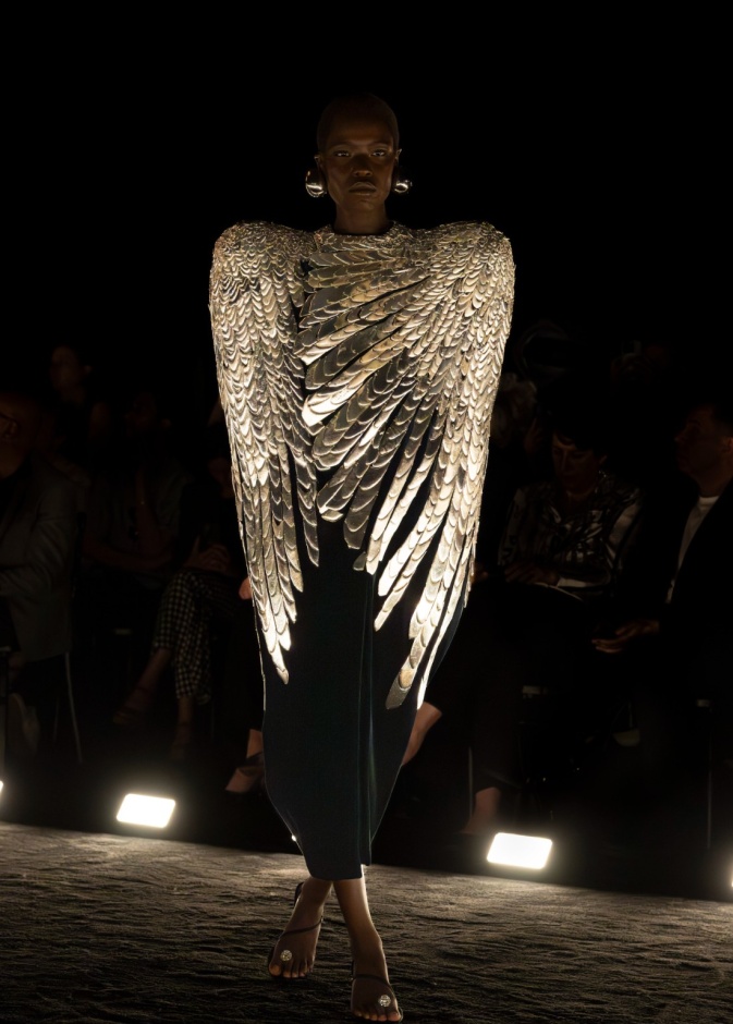 مجموعة Schiaparelli للأزياء الراقية لخريف وشتاء 2025... تكريم لموهبة "إلسا" الفريدة في التجدد