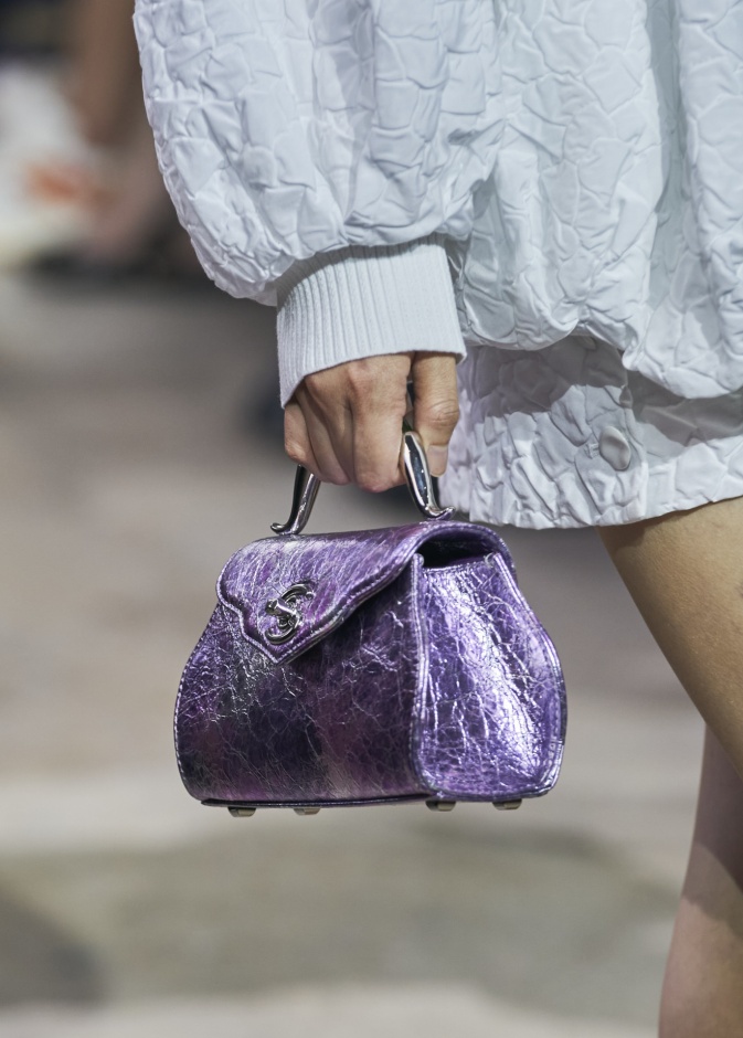 إطلالاتك في صيف 2024 بموضة الحقائب البنفسجية